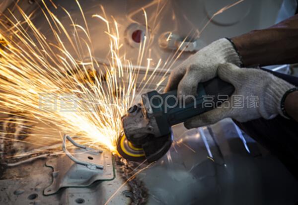 工人手工加工工业工具切割钢与分割Fi
