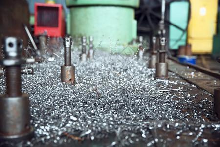 制造金属加工厂用于钢加工的工作场所工具和设备车床上的金属屑特写没